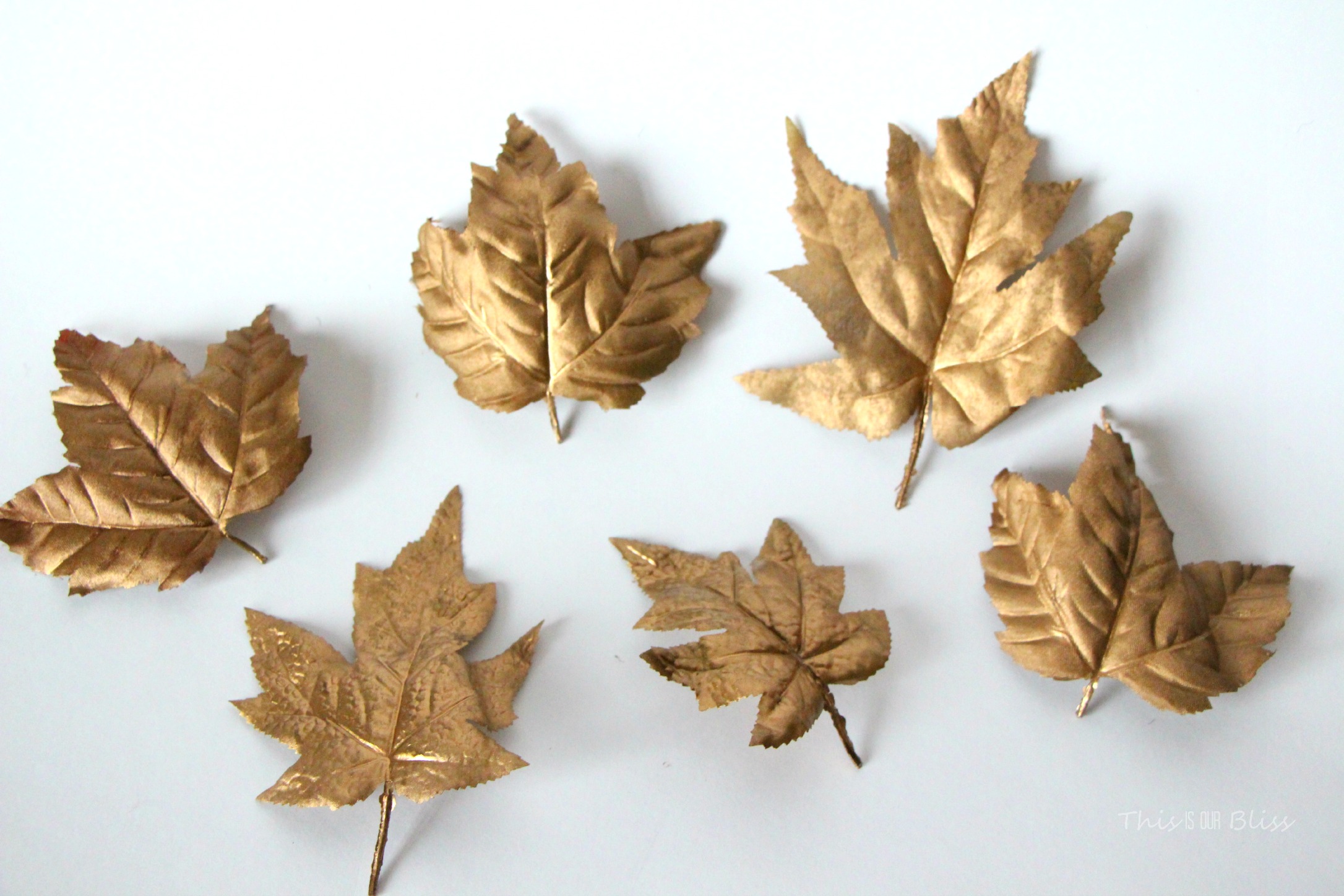 DIY Gilded leaf place cards for Thanksgiving table - diy table decor
